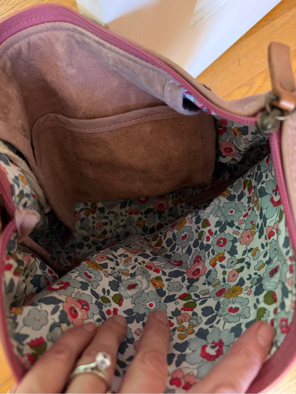 Dusty Rose leather Mwanwhile Back On The Farm Crossbody Zip bag - Picture 3 of 5